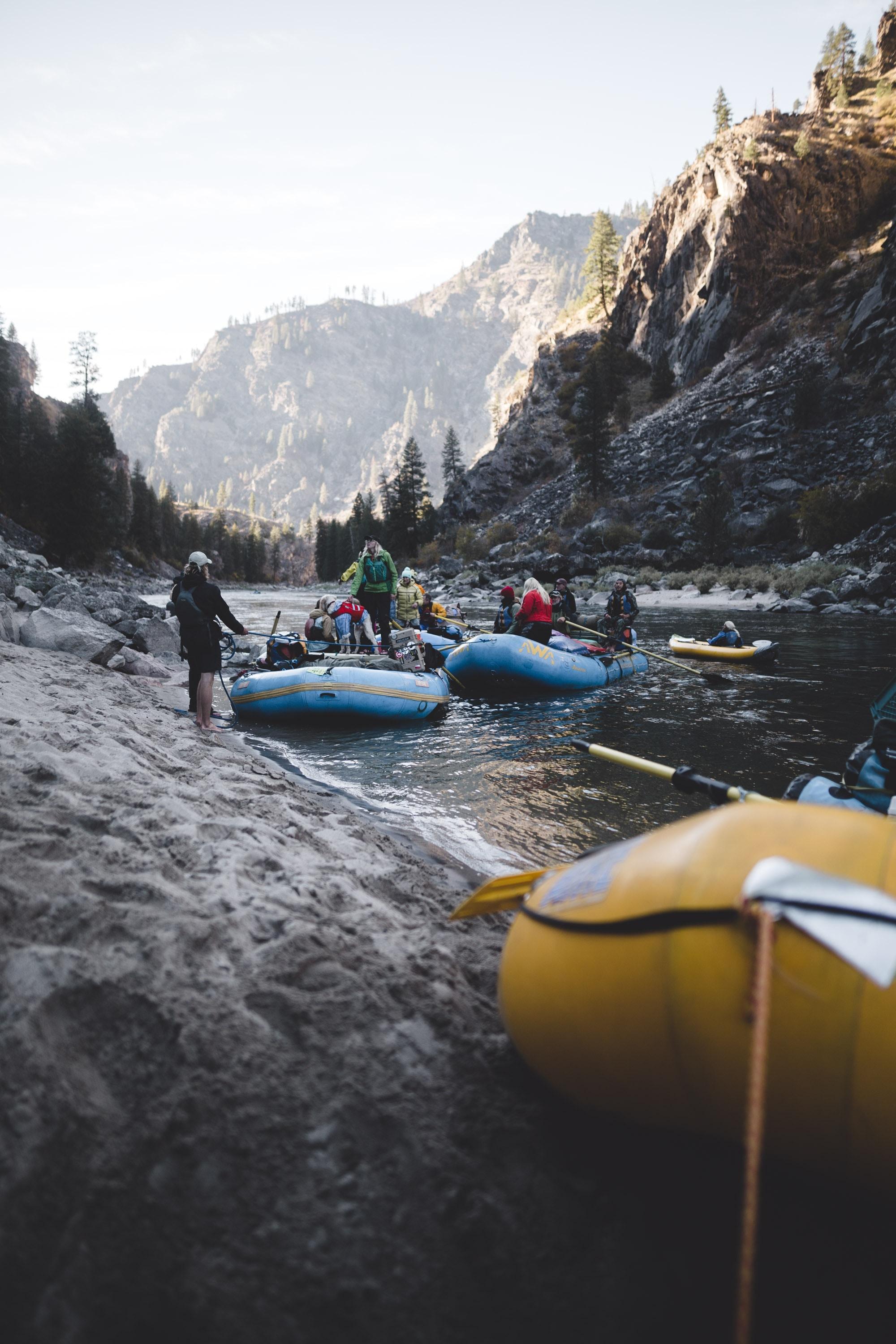 Menschen und Rafting Boote am Ufer eines Gebirgsflusses