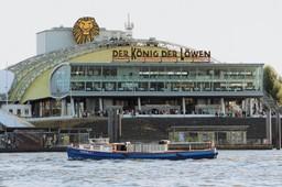 Barkasse vor dem Stage-Theater Hamburg