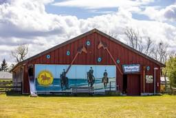 Eine Scheune, in der sich der Indoor-Spielplatz Ponyvilla befindet