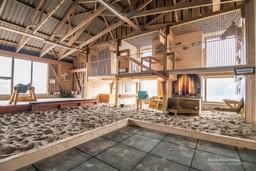 Indoor-Spielplatz Ponyvilla in einer ehemaligen Reiterhalle mit Sandkasten