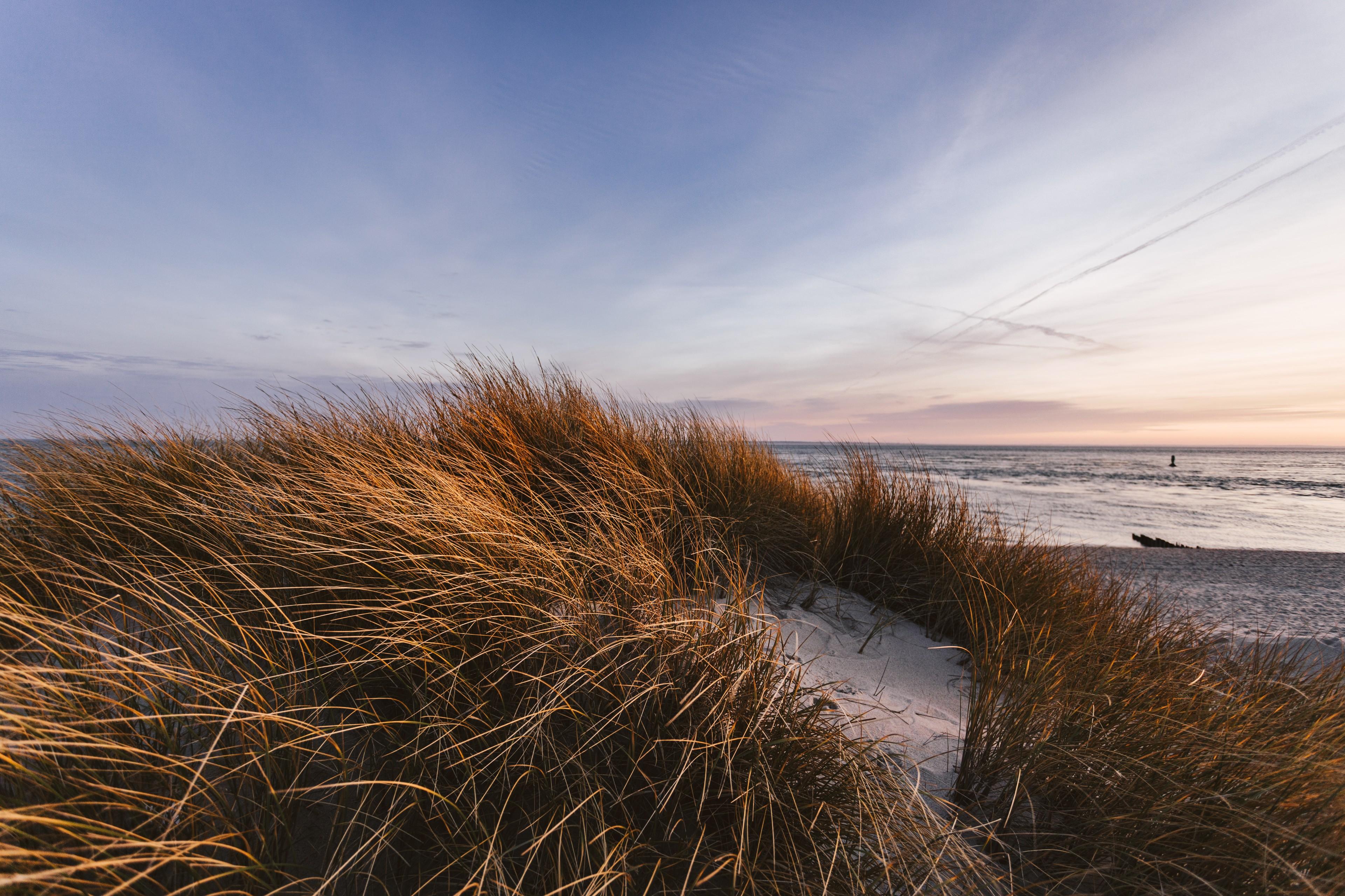 Die nordfriesische Insel Sylt mit ihren typischen Dünen und herrlichen Sonnenuntergängen.