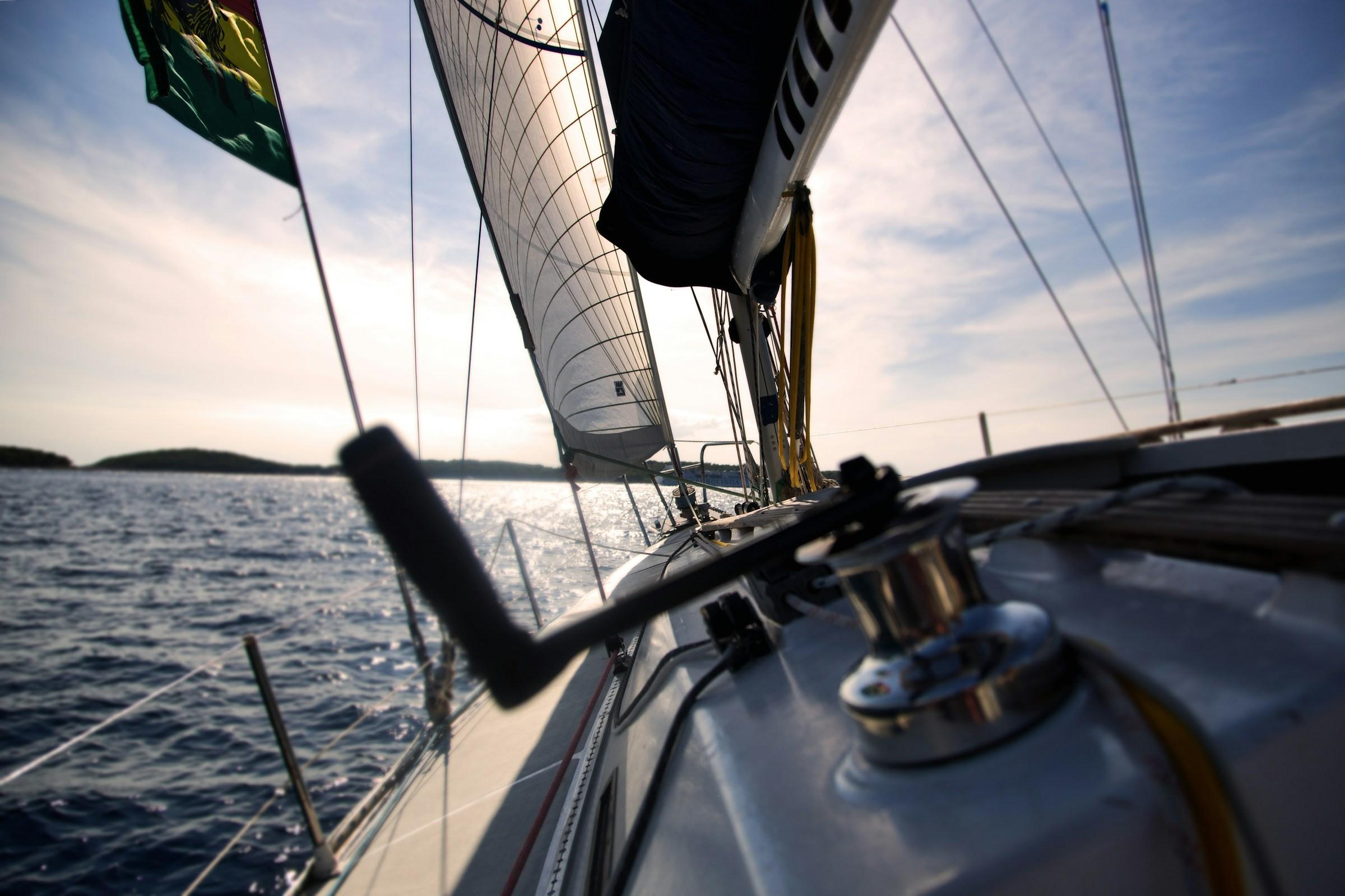 Ein Segelboot auf dem Meer