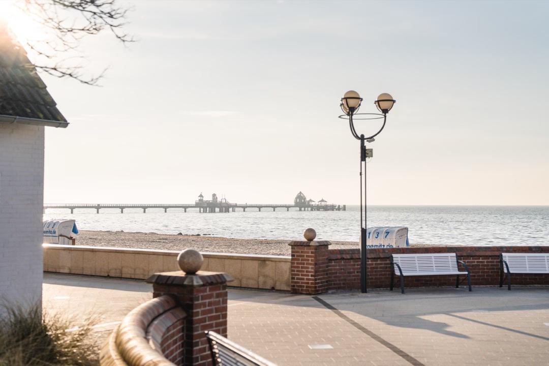 Menschenleere Strandpromenade von Grömitz mit Blick auf das Meer.