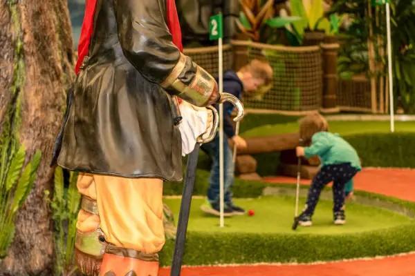 Indoor Adventure Golf mit 18 Bahnen