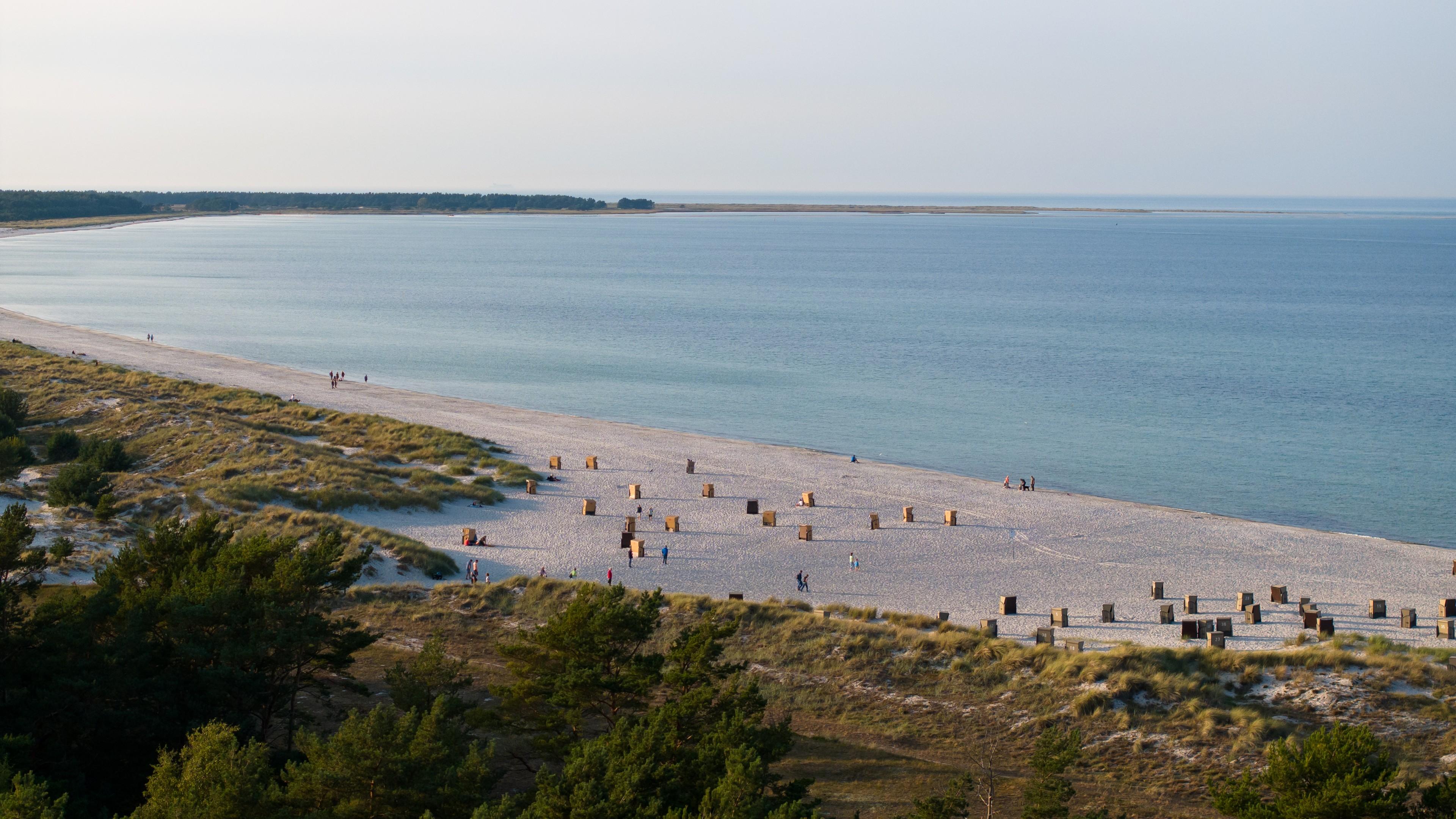 Strand von Prerow an der Ostsee von oben