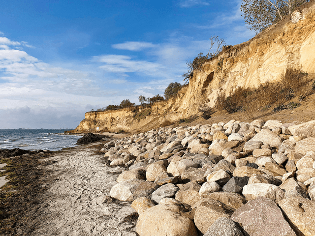 Strand mit Steilküste und Steinen auf Fehmarn