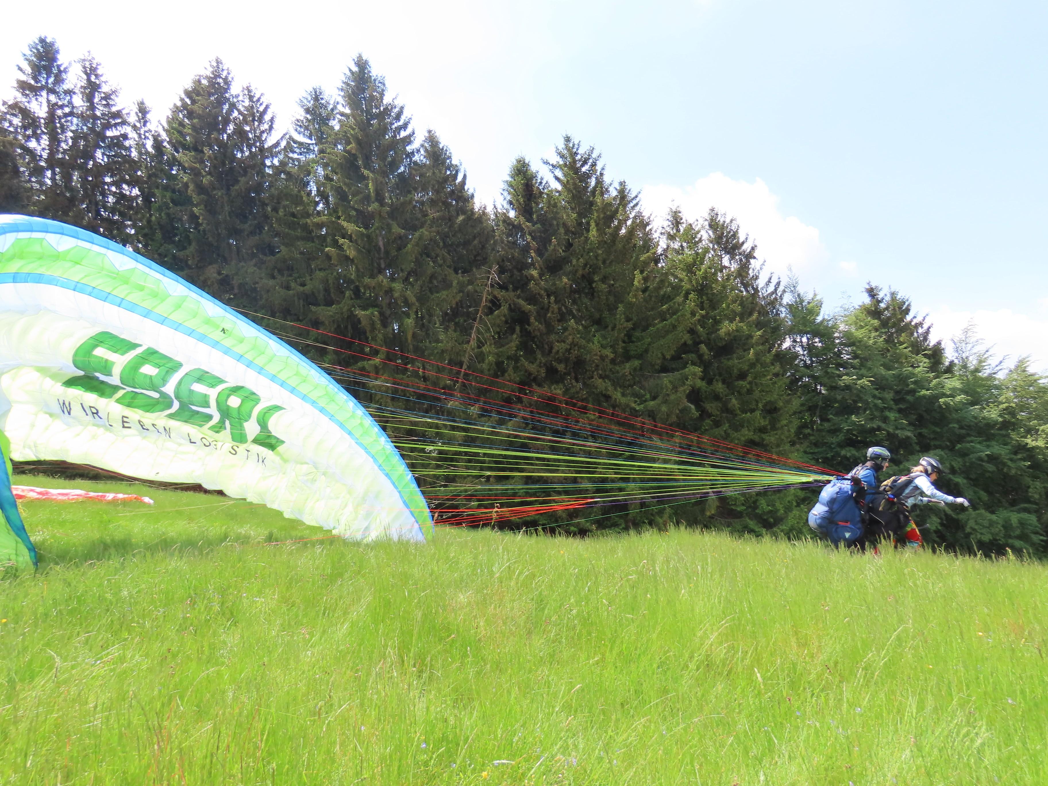 Ein Gleitschirm der Marke Ebers beim Start