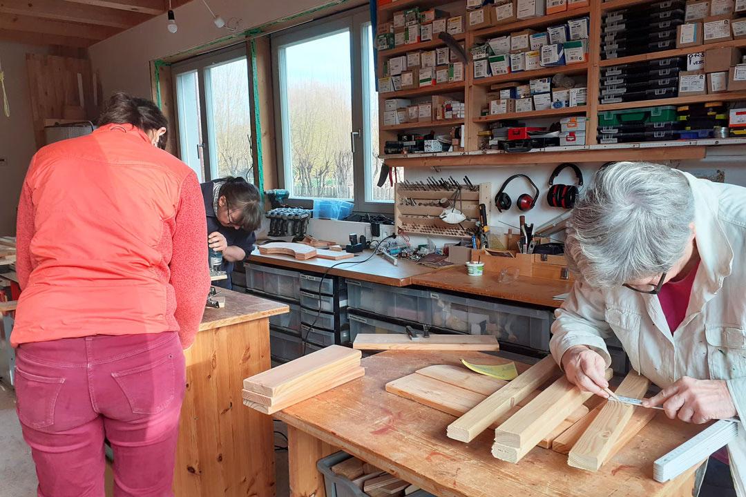 Mädelsabend in der Holzwerkstatt: Frauen sägen, bohren und schleifen Holz und genießen gemeinsames Werken mit Freundinnen.