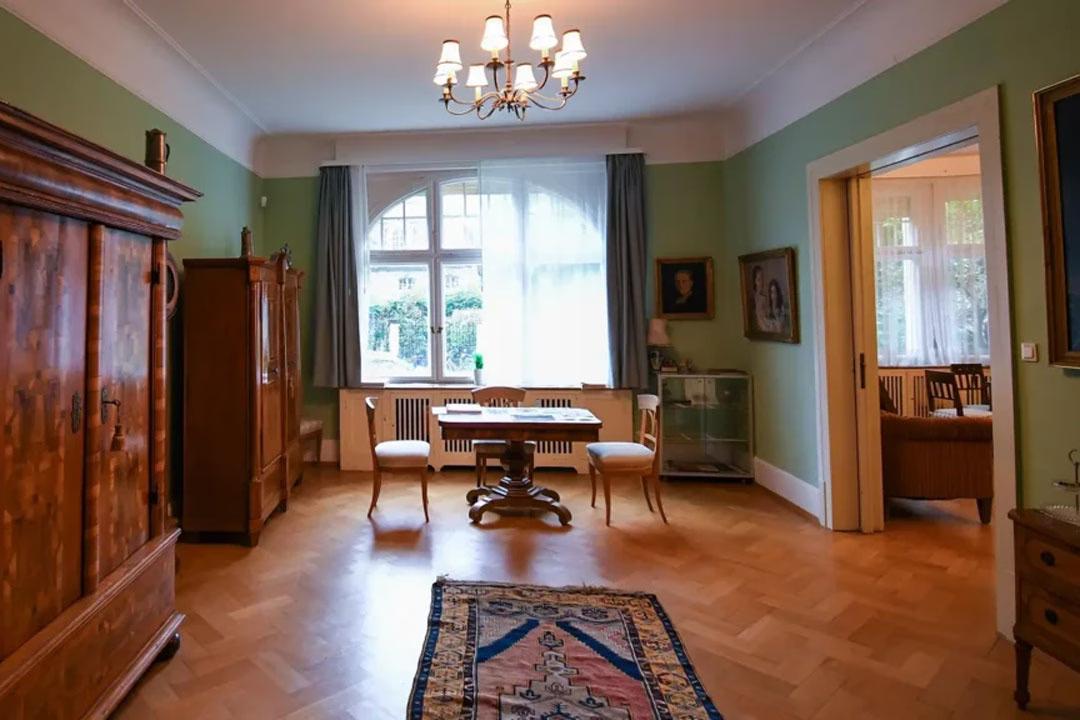 Historischer Wohnraum mit Antiquitäten im Heimatwohnmuseum, eine Villa von 1910