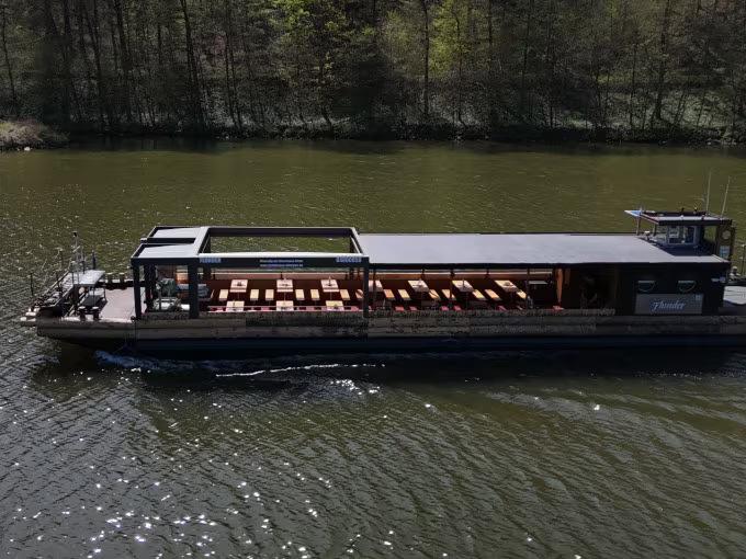Seitenansicht der Rivership Flunder auf dem Fluss Neckar.