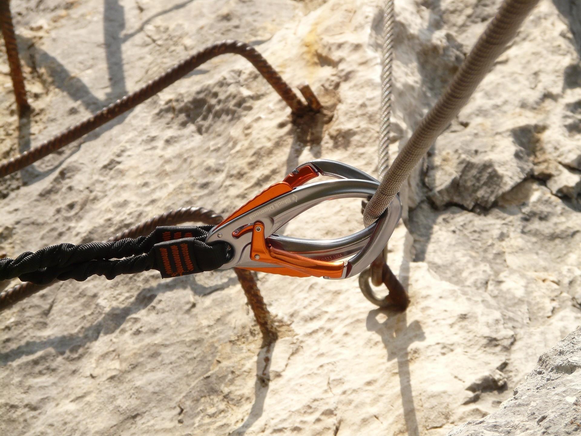 Karabiner an einem Seil am Klettersteig