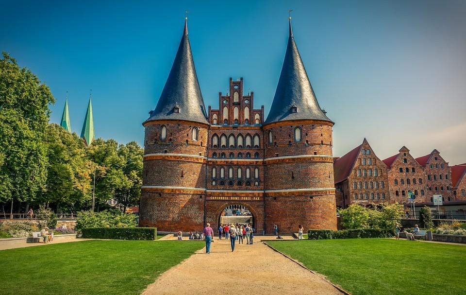 Das Lübecker Wahrzeichen Holstentor mit zwei spitzen Rundtürmen