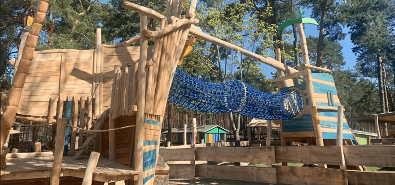 Ein Klettergerüst mit Netz-Röhre im Freizeitpark Scharmuntzelland