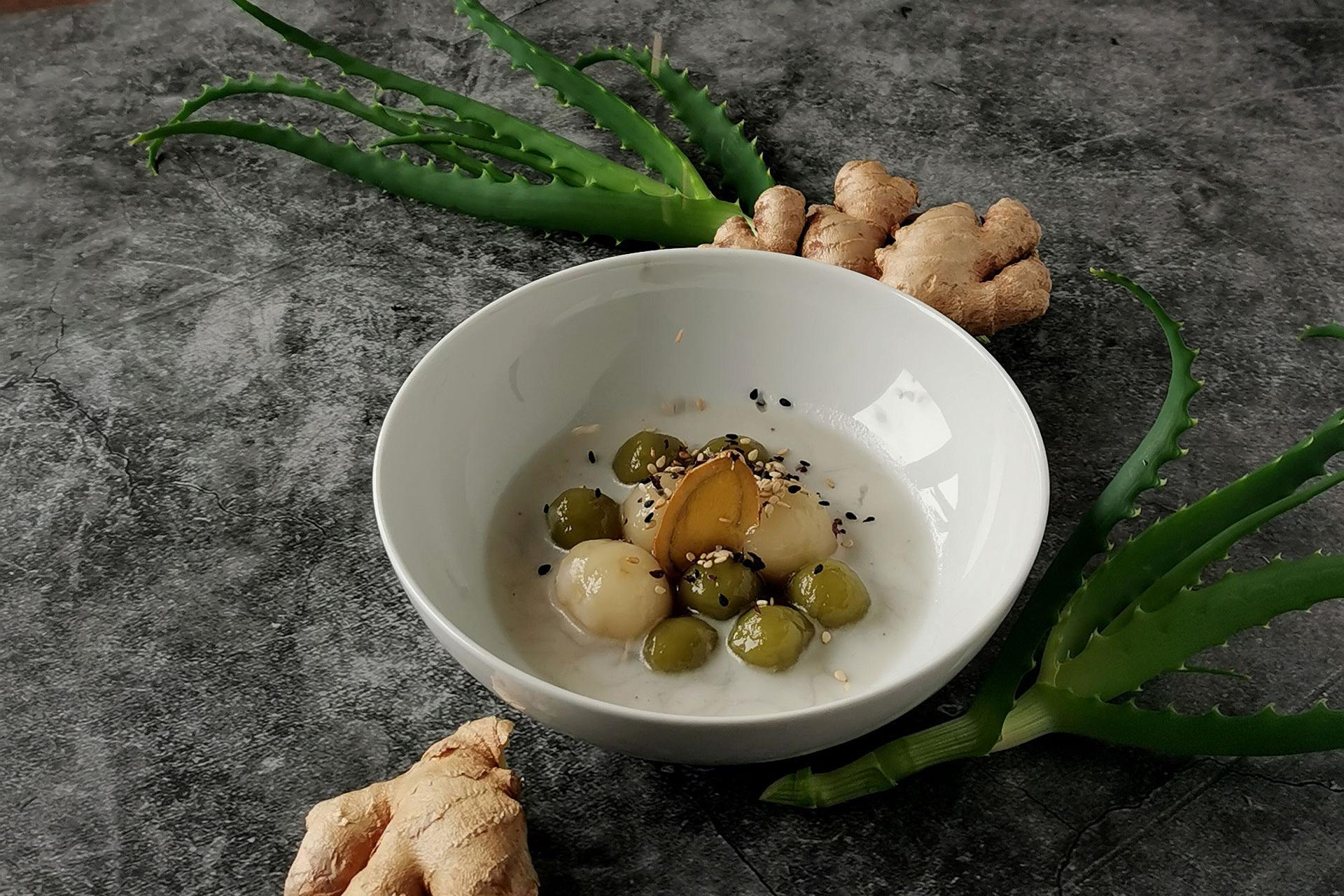 Das Dessert im Vietnamesischen Kochkurs: Reisbällchen in Ingwer-Kokosmilch, in einer Schale.