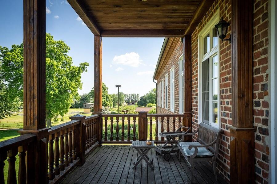 Veranda des Gutshauses Ludorf in Südmüritz