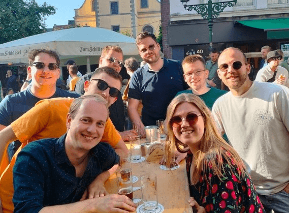 Eine Gruppe fröhlicher Menschen bei einer Stadtführung durch Düsseldorf