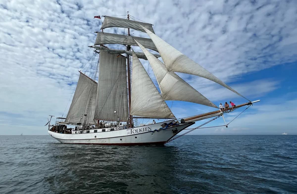 Das Traditionssegelschiff J. R. Tolkien auf der Ostsee unter leicht bewölktem Himmel