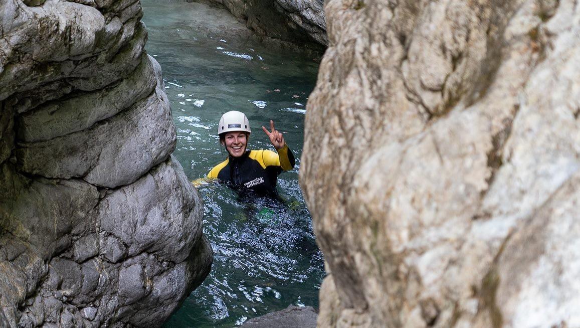 Eine Frau beim Canyoning in der Starzlachklamm