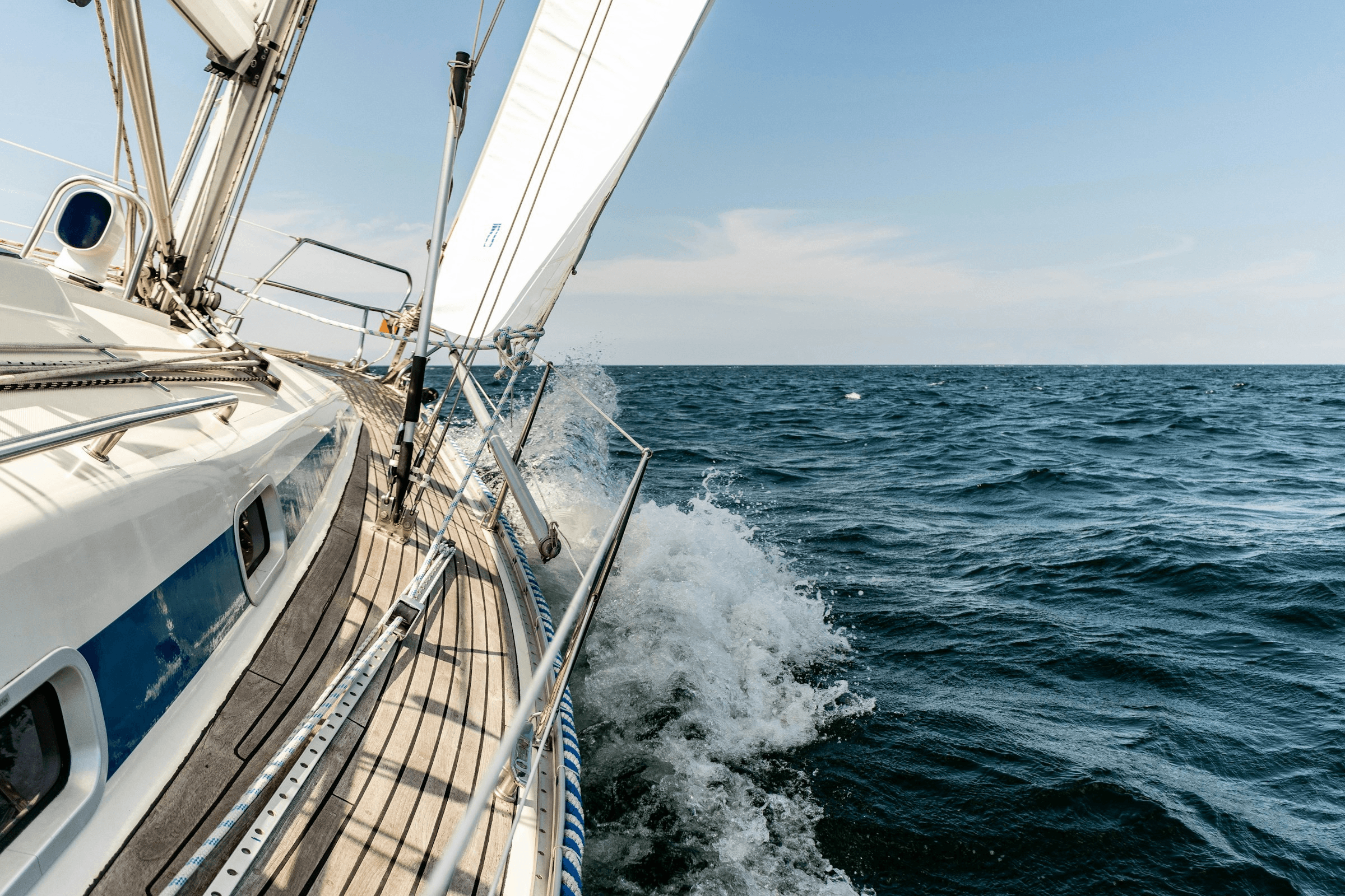 Eine Segelyacht auf dem Meer