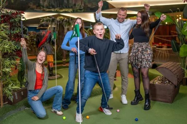 gruppe-jubelnd-minigof-mit-piraten-deko