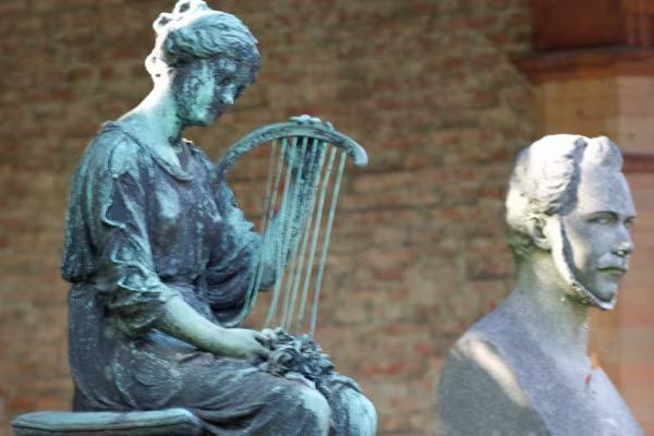 Skultpur auf dem Südlichen Zentral-Friedhof Münchens.