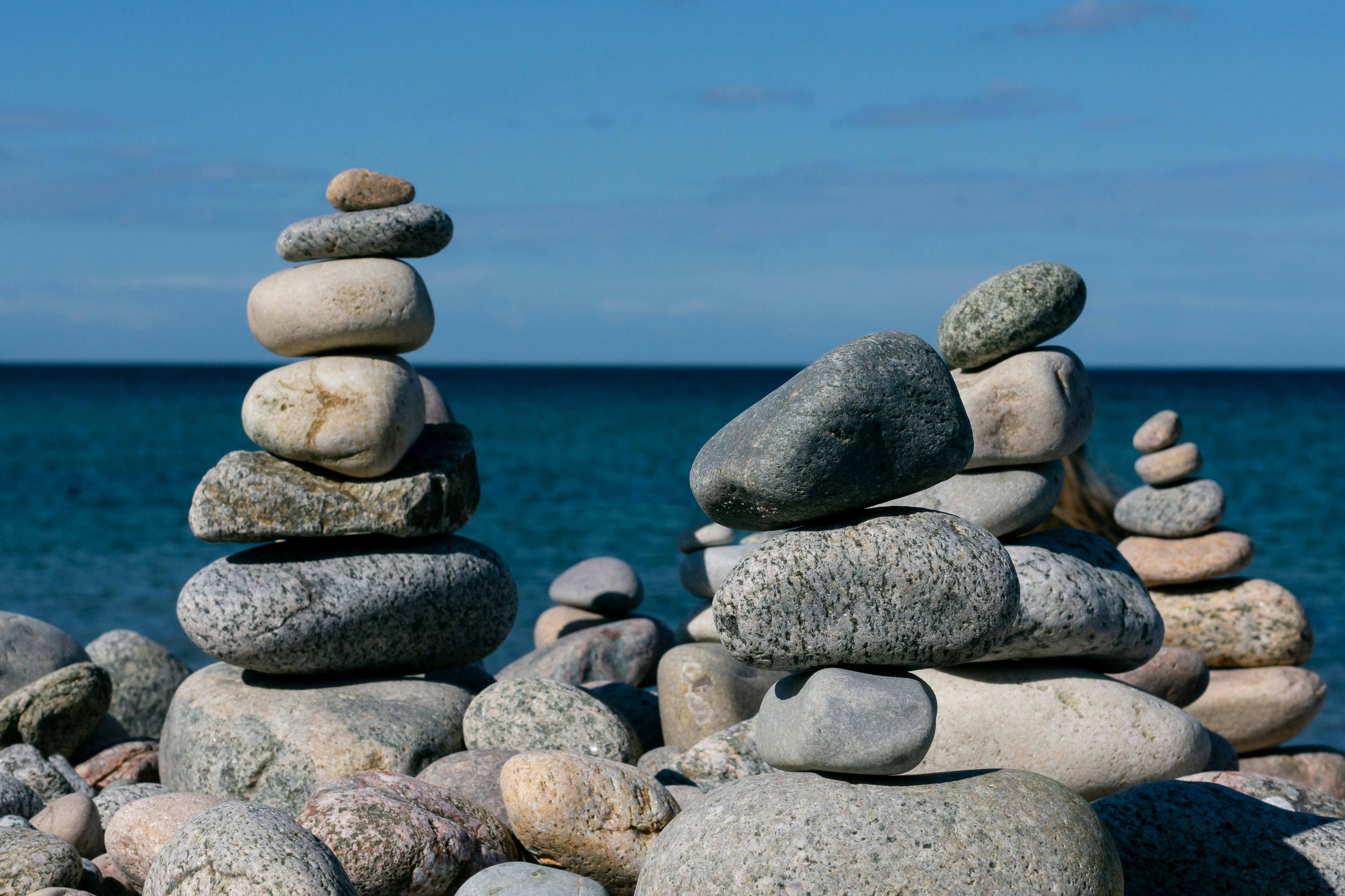 Zu Türmen aufgeschichtete Steine an der Ostsee