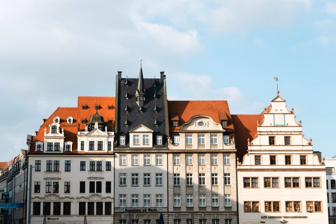 Paarzeit Leipzig: Häuserfassade und Himmer in der Leipziger Altstadt.