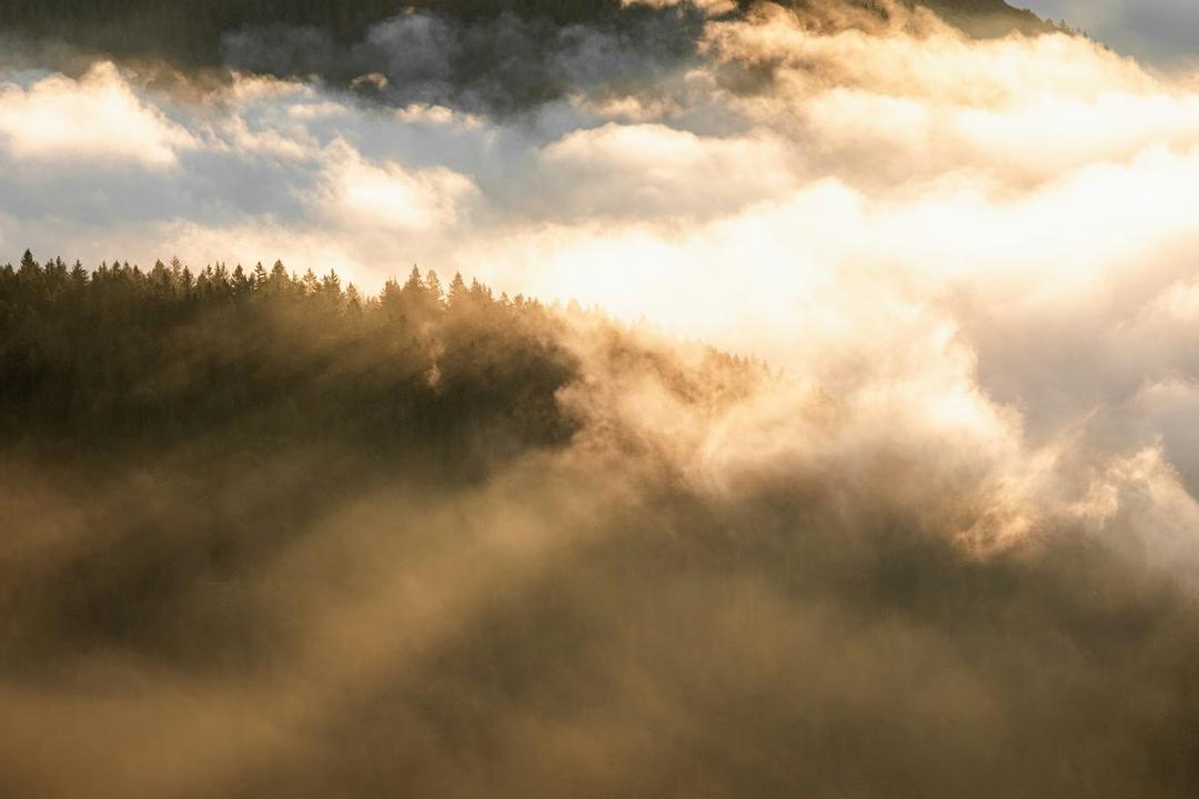 Ansicht des Berg Belchen in der Morgensonne und in den Wolken.