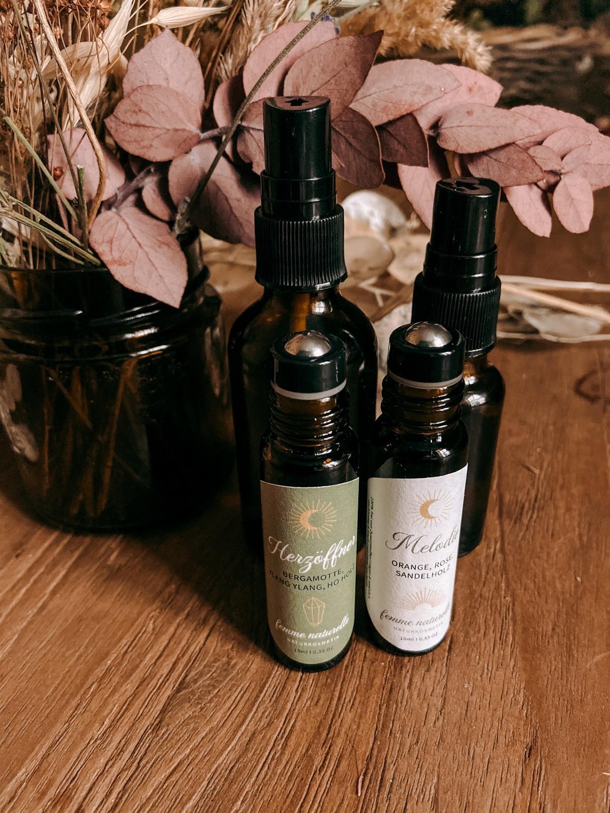 Zwei Parfum-Fläschchen mit Parfum, das Teilnehmende bei einem Workshop hergestellt haben