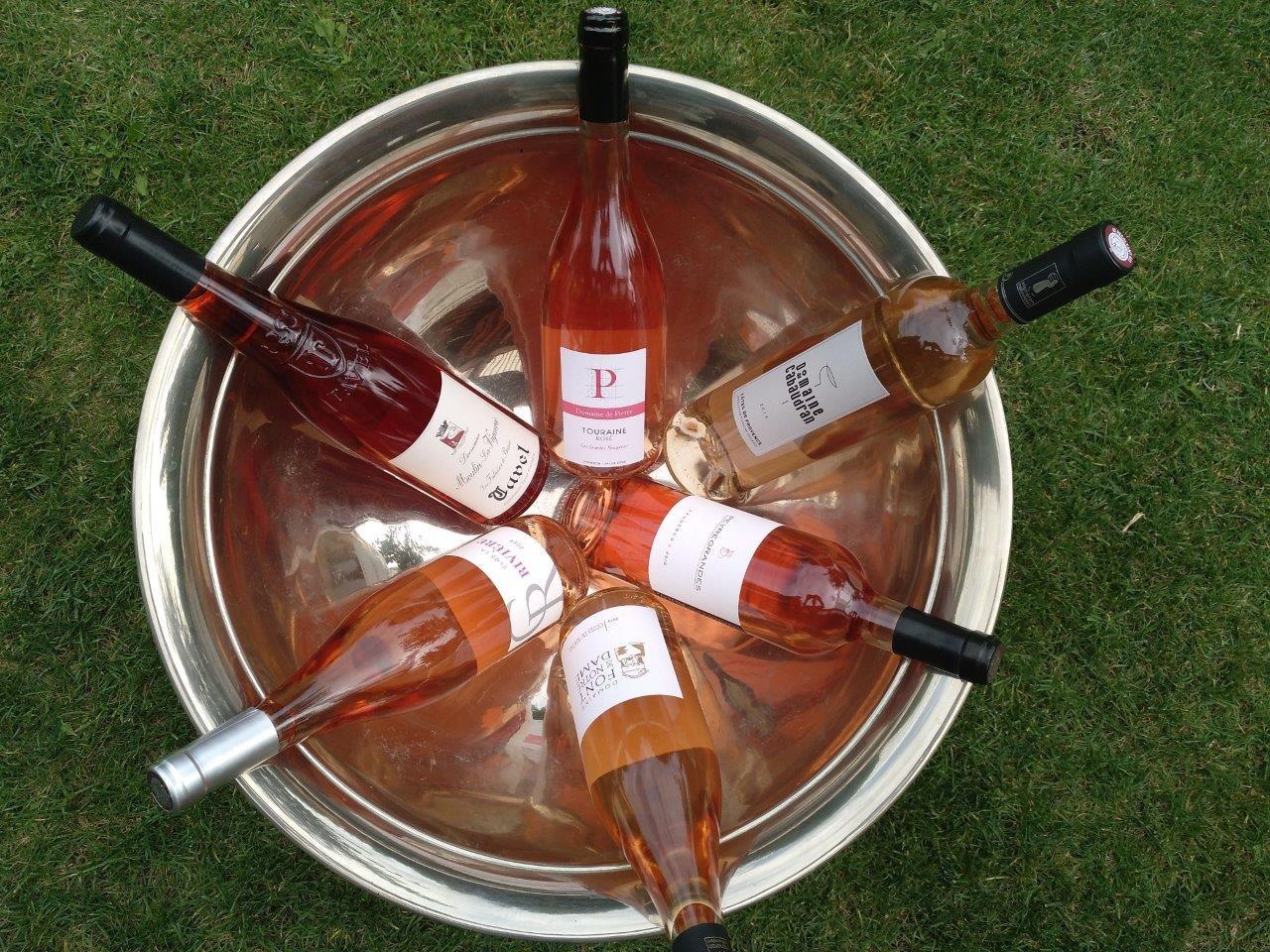 Französische Rosé-Weine in einem Kühlbottich