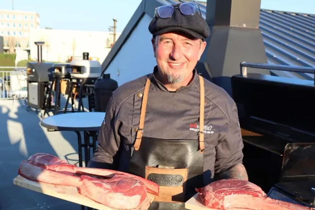 Grillmeister Peter Amann präsentiert Premium Steaks wie Tomahawk und Entrecôte auf Holzbrett.