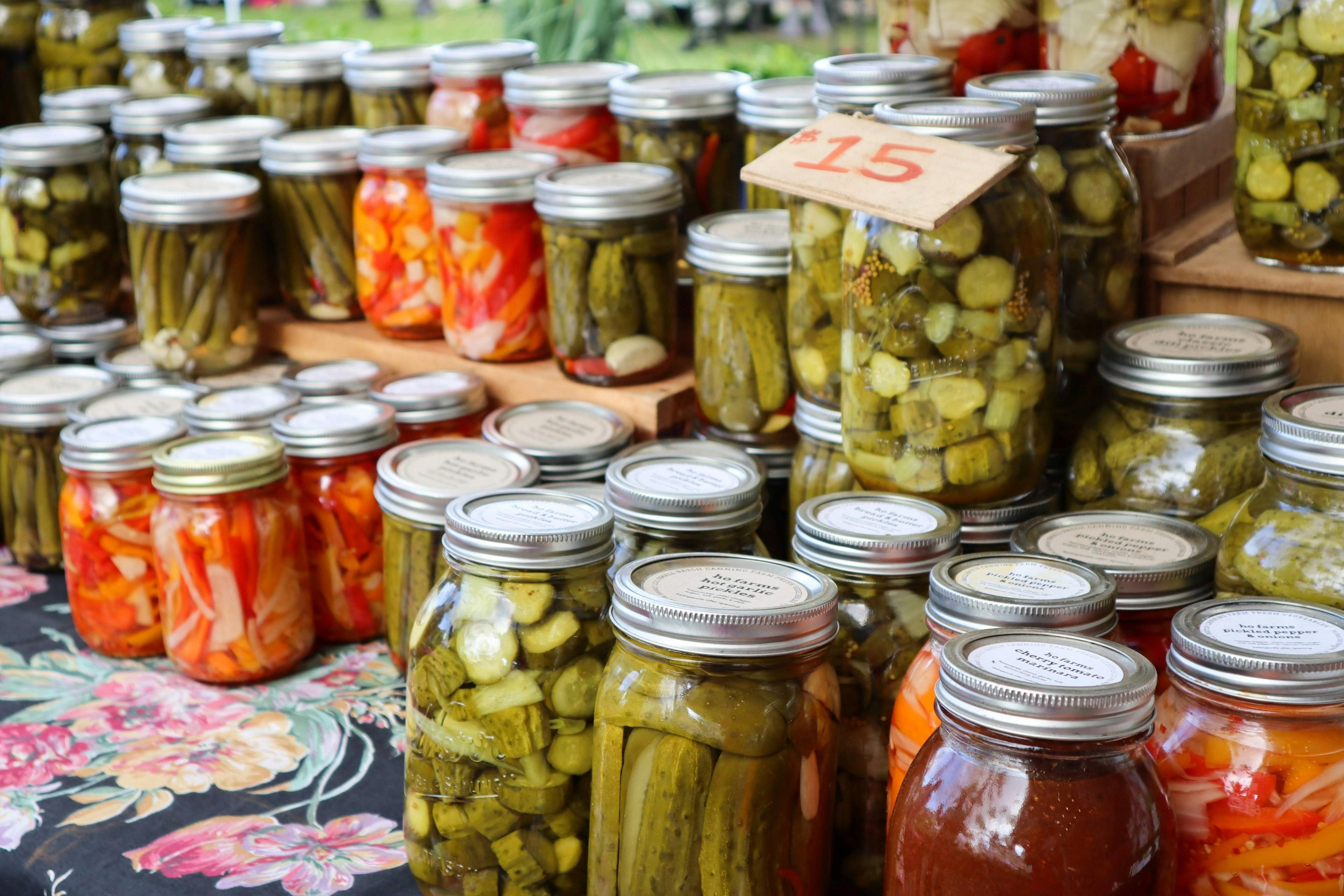 Gläser mit fermentierten Produkten