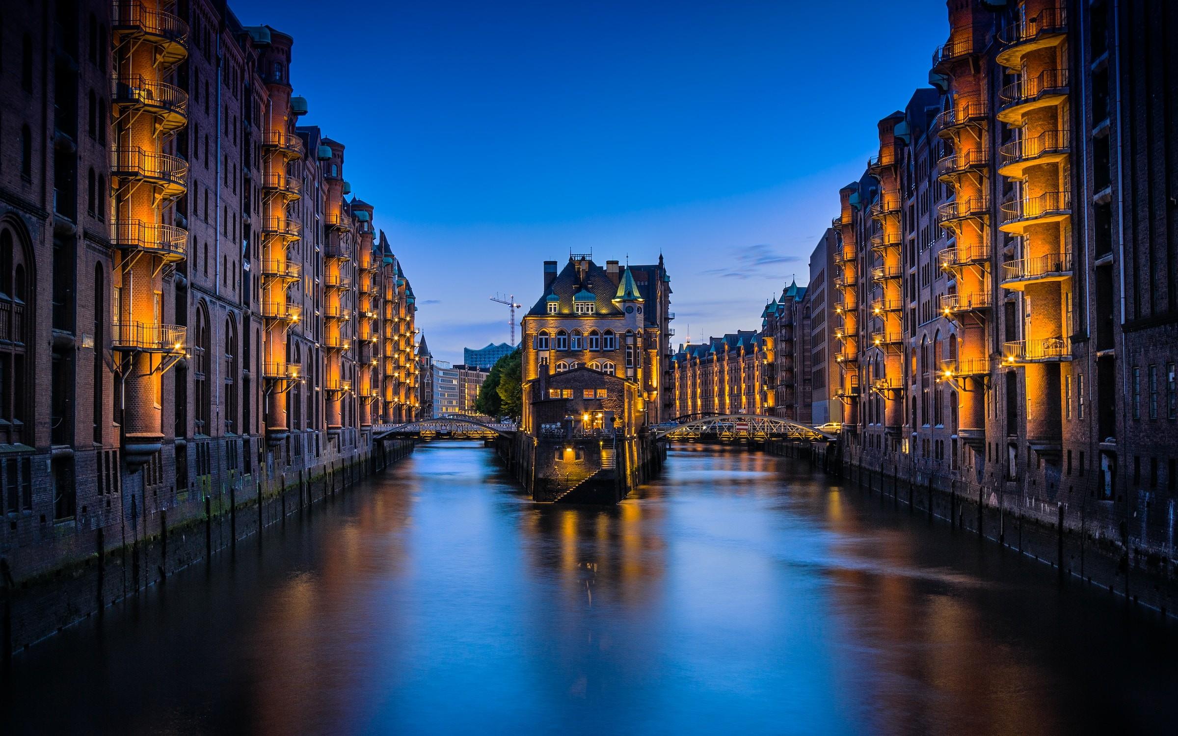 Hafenrundfahrt durch den Hamburger Hafen am Abend