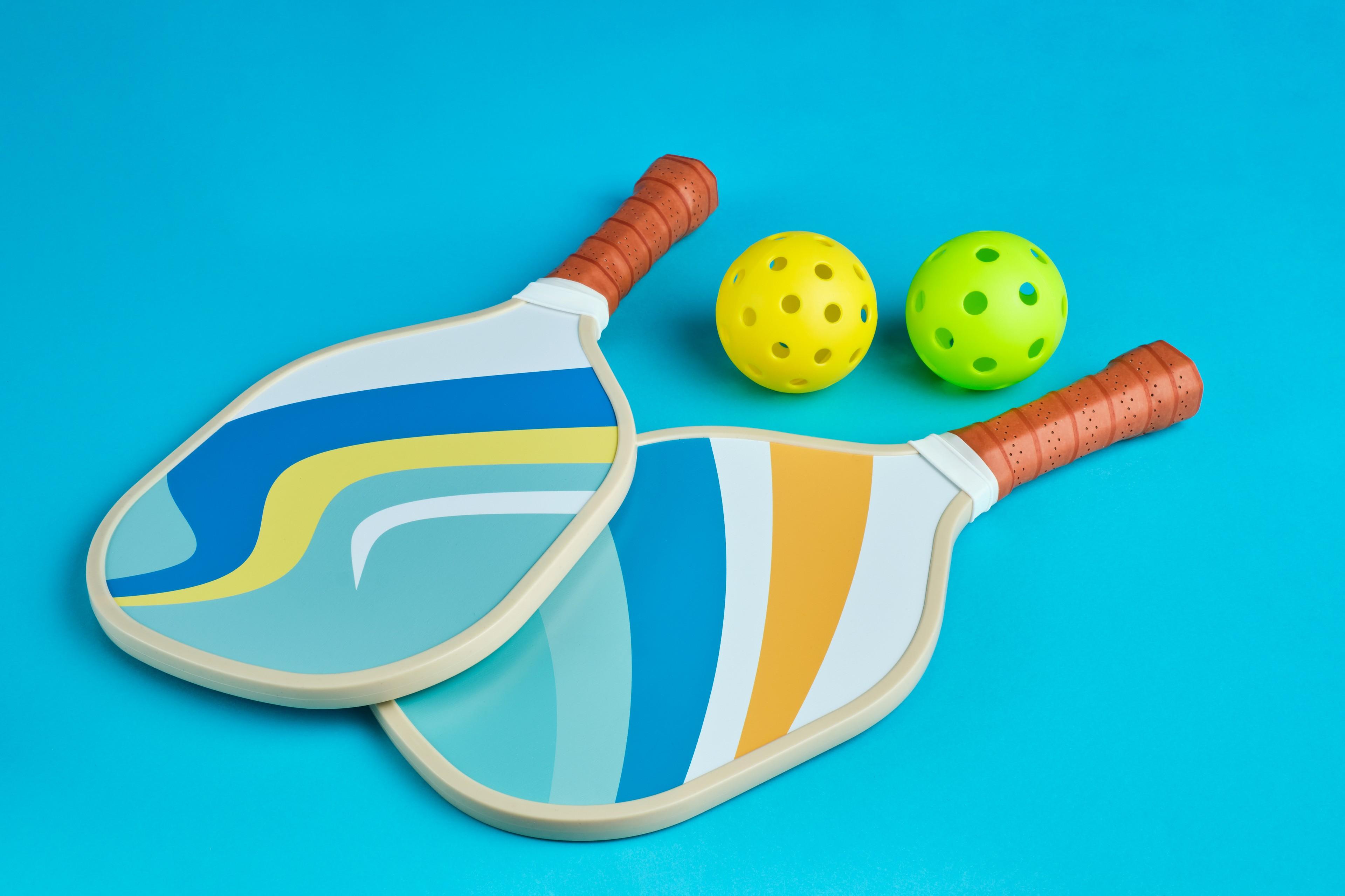 2 Schläger und 2 Pickleball-Bälle