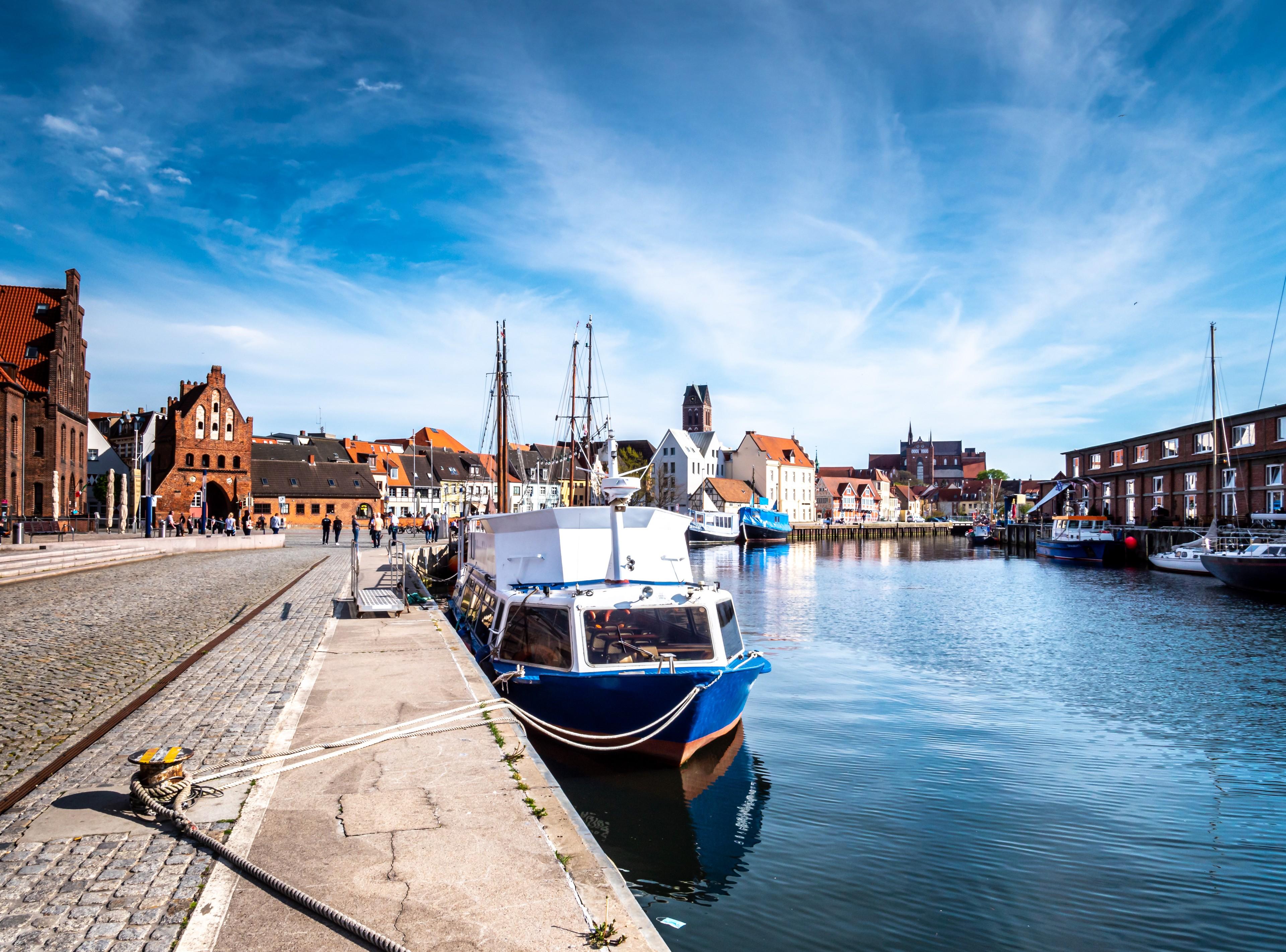 Hafen von Wismar mit Hansehäusern und Schiffen