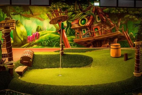 minigolfbahn-mit-piratenschiff-deko