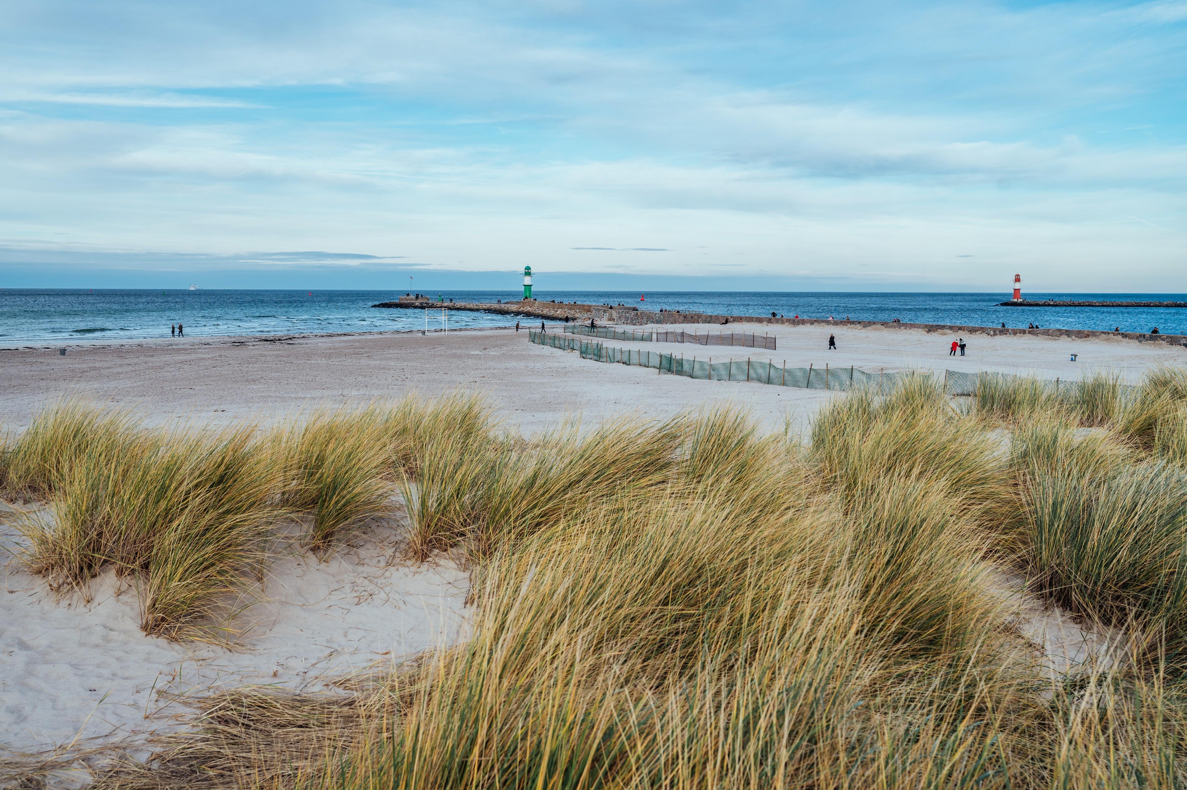 Warnemünde an der Ostsee mit dem Leuchtturm, dem Alten Strom und dem berühmten Teepott.