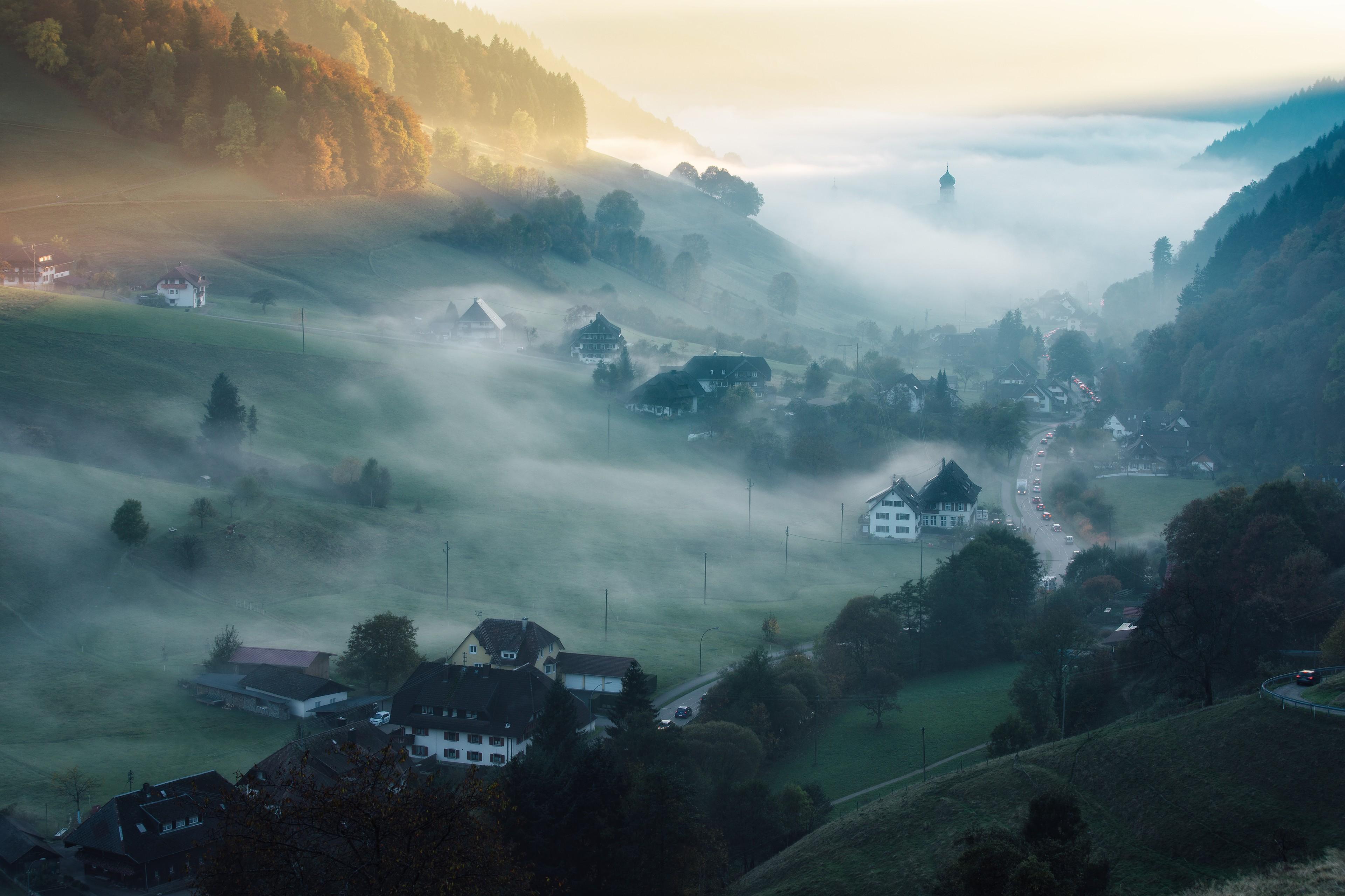 Dorf im Schwarzwald im Morgennebel.