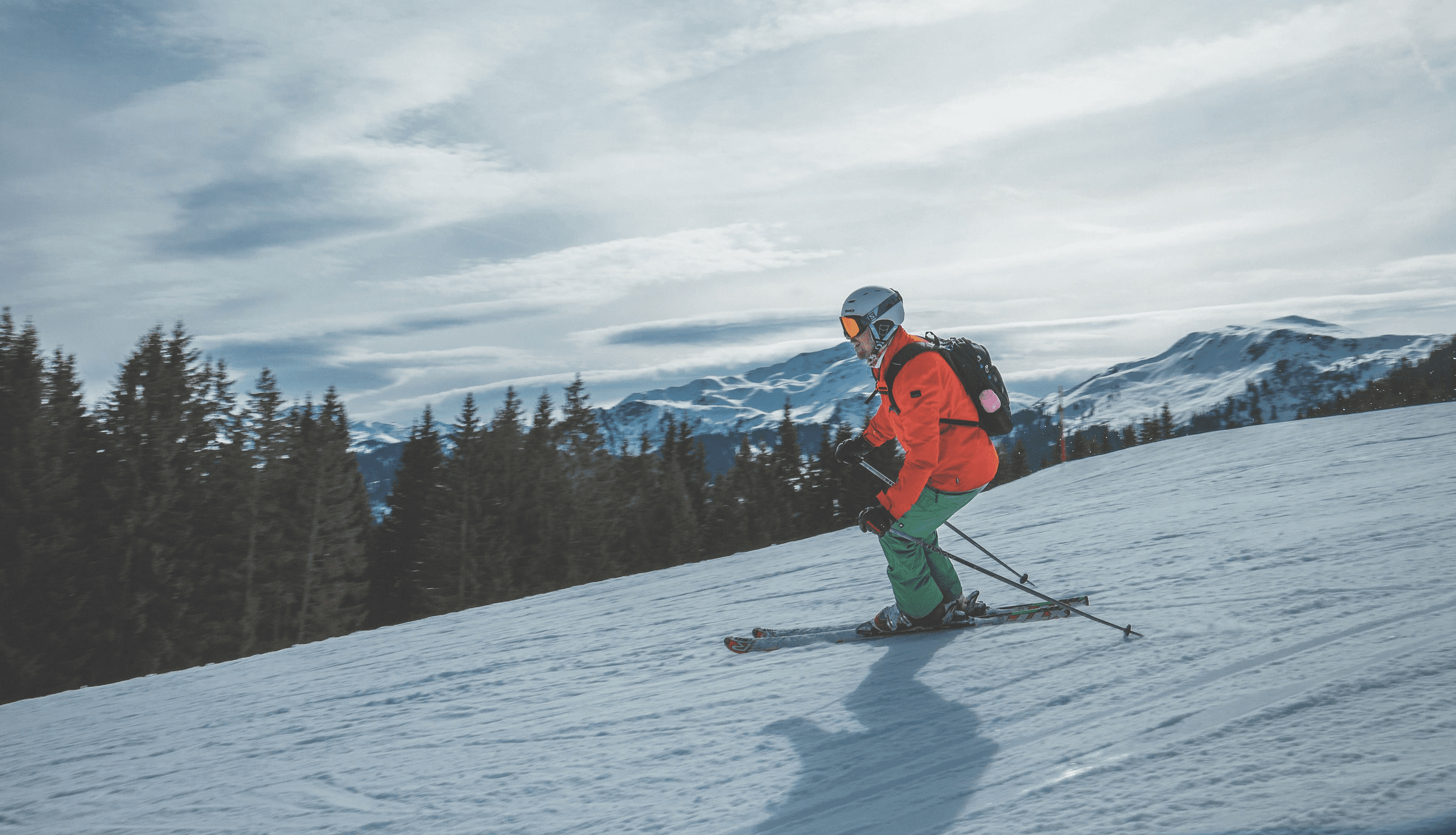 Ein Skifahrer bei der Hangabfahrt