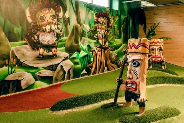Indoor Adventure Golf mit 18 Bahnen