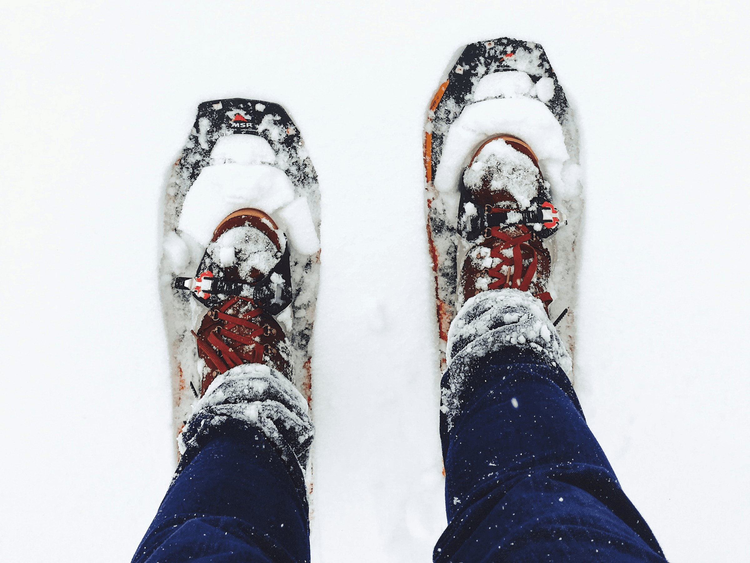 Zwei Schneeschuhe von oben betrachtet