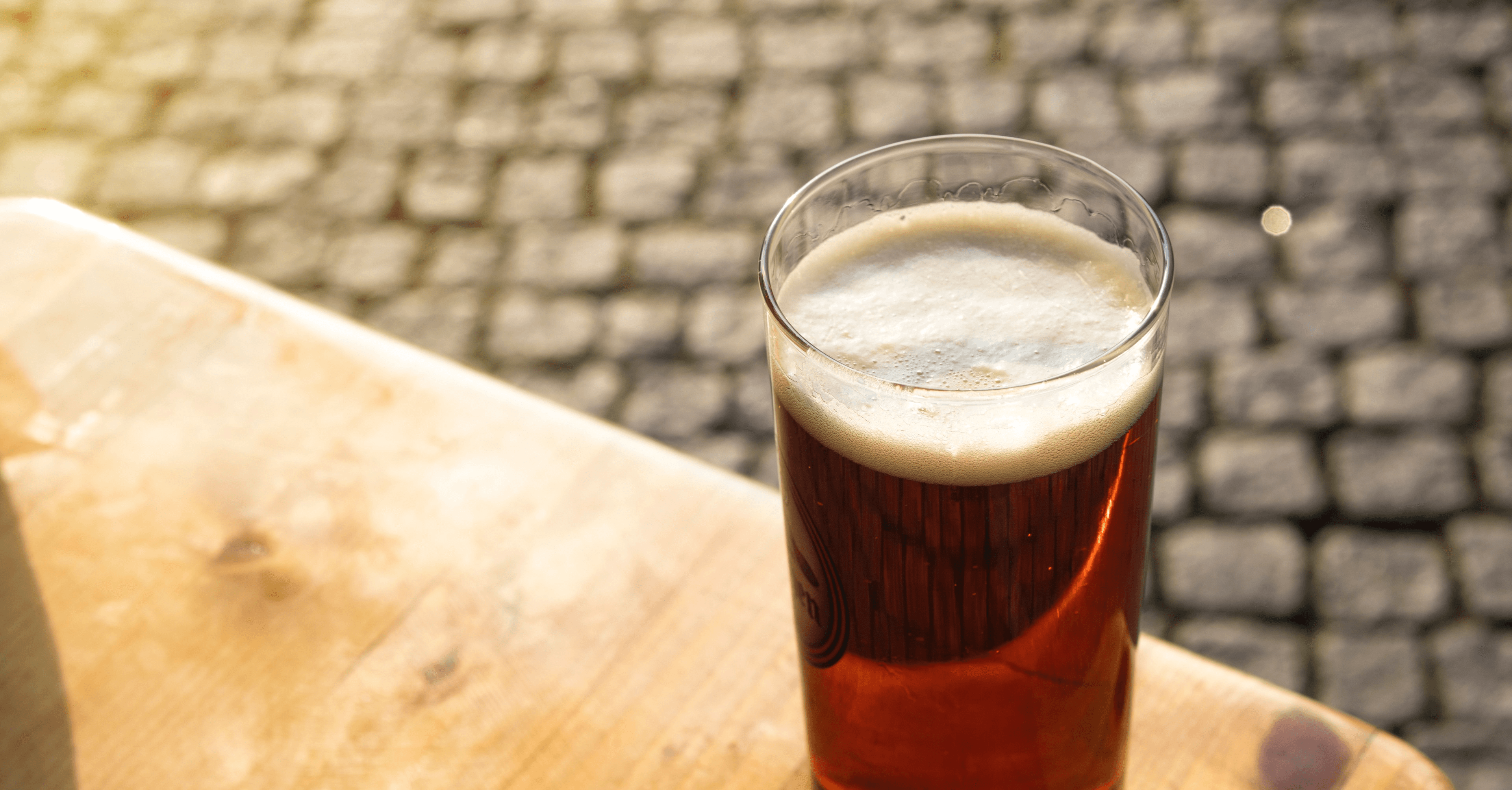 Ein Düsseldorfer Altbier auf einem Tisch
