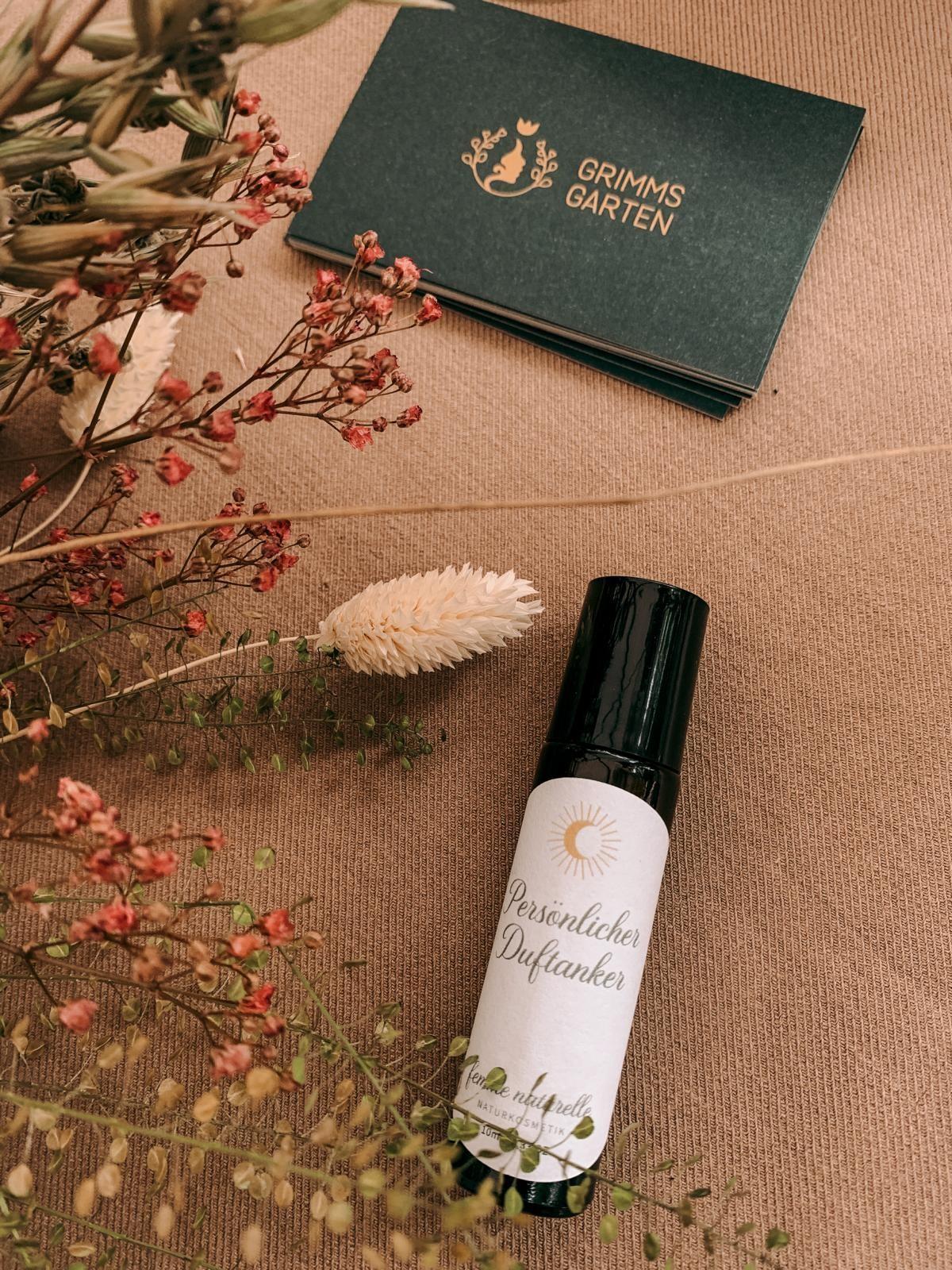 Ein Parfum-Fläschchen mit Parfum, das Teilnehmende bei einem Workshop hergestellt haben