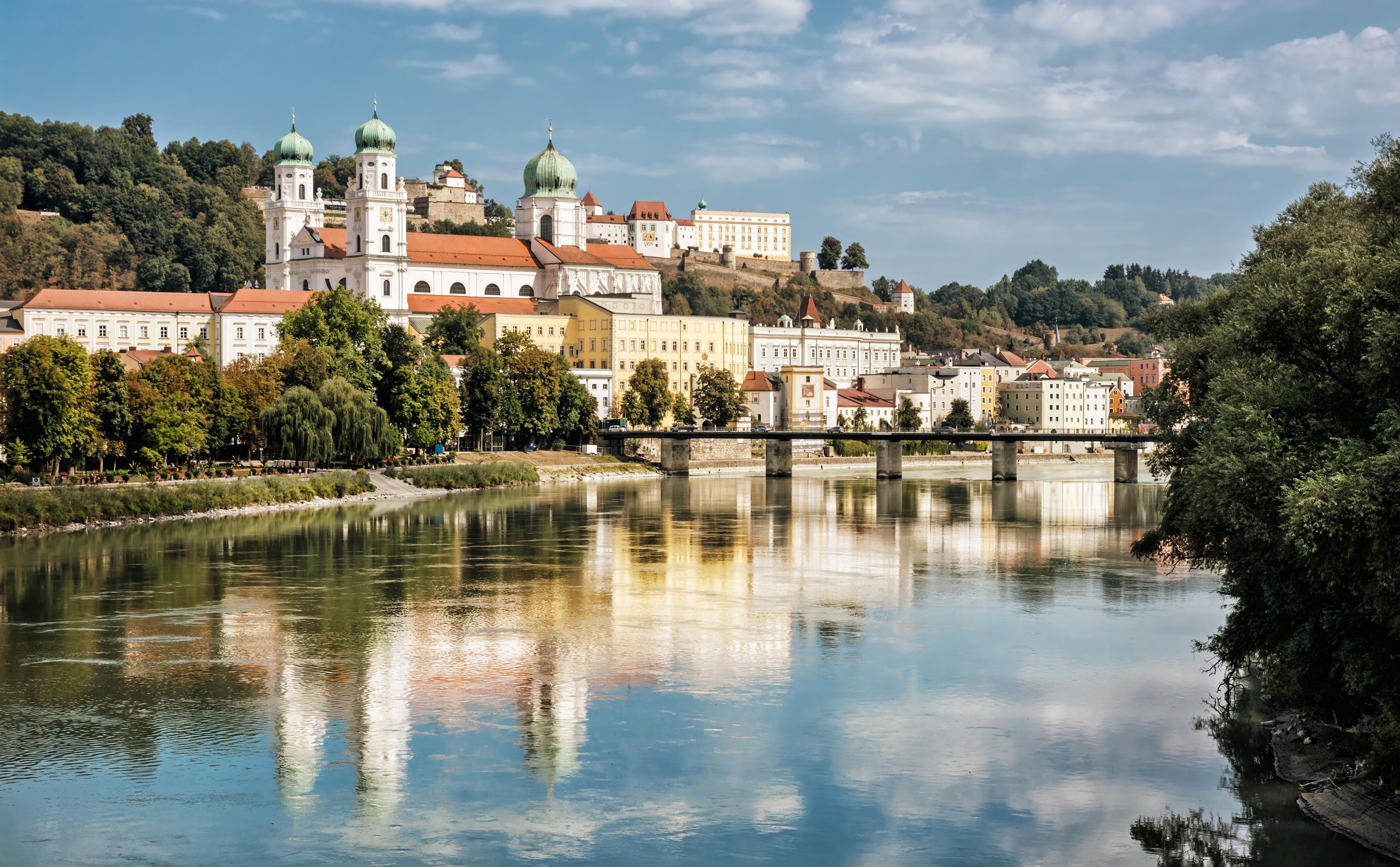 Ausblick auf die Stadt Passau und ihre Umgebung.
