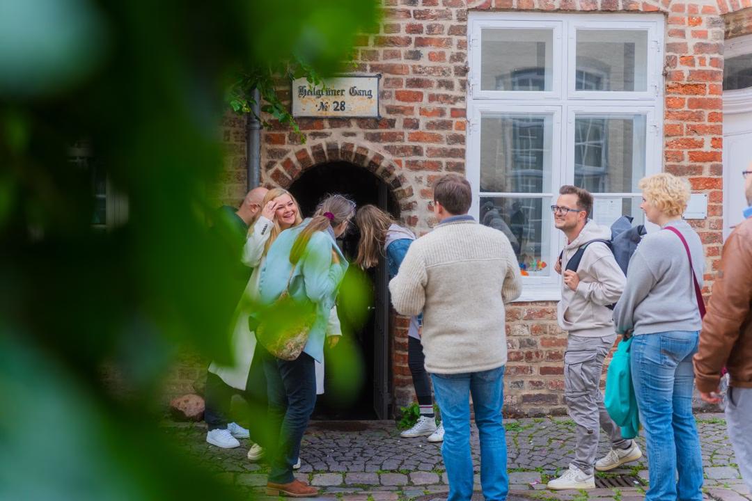 Besuchergruppe entdeckt versteckten Durchgang in Lübeck