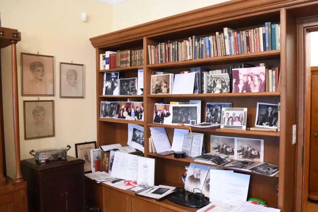 Bücherregal mit Familienfotos und Dokumenten im Heimatwohnmuseum