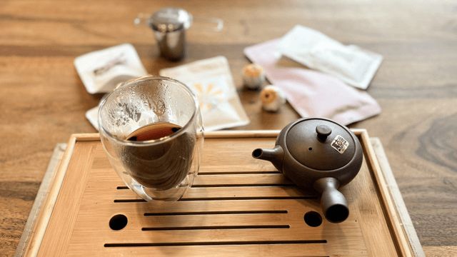 Eine Teekanne und eine Tasse auf einem Tablett während einer Teezeremonie