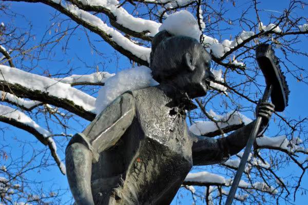 Statue einer Frau in München.
