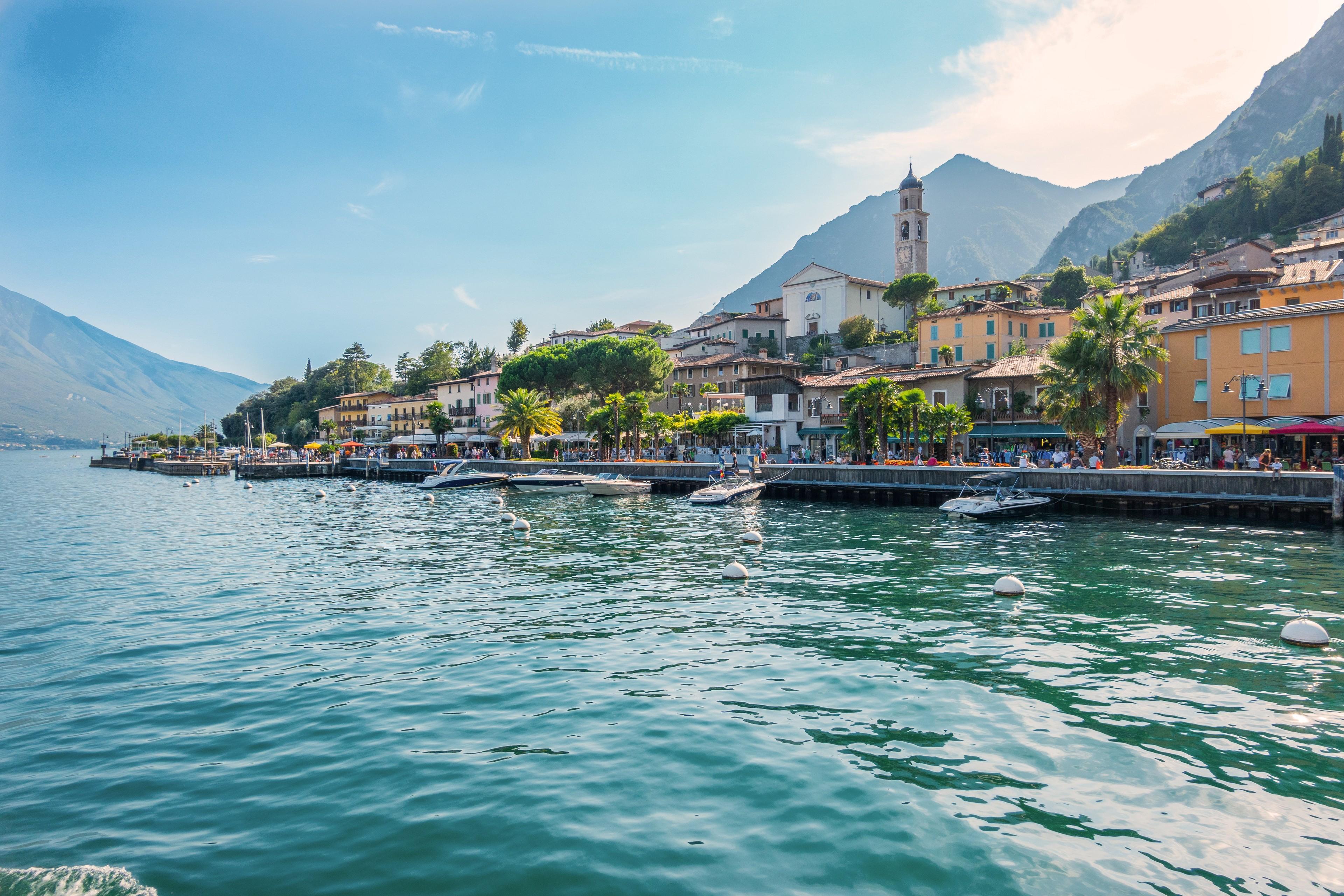 Häuser und Boote am Gardasee