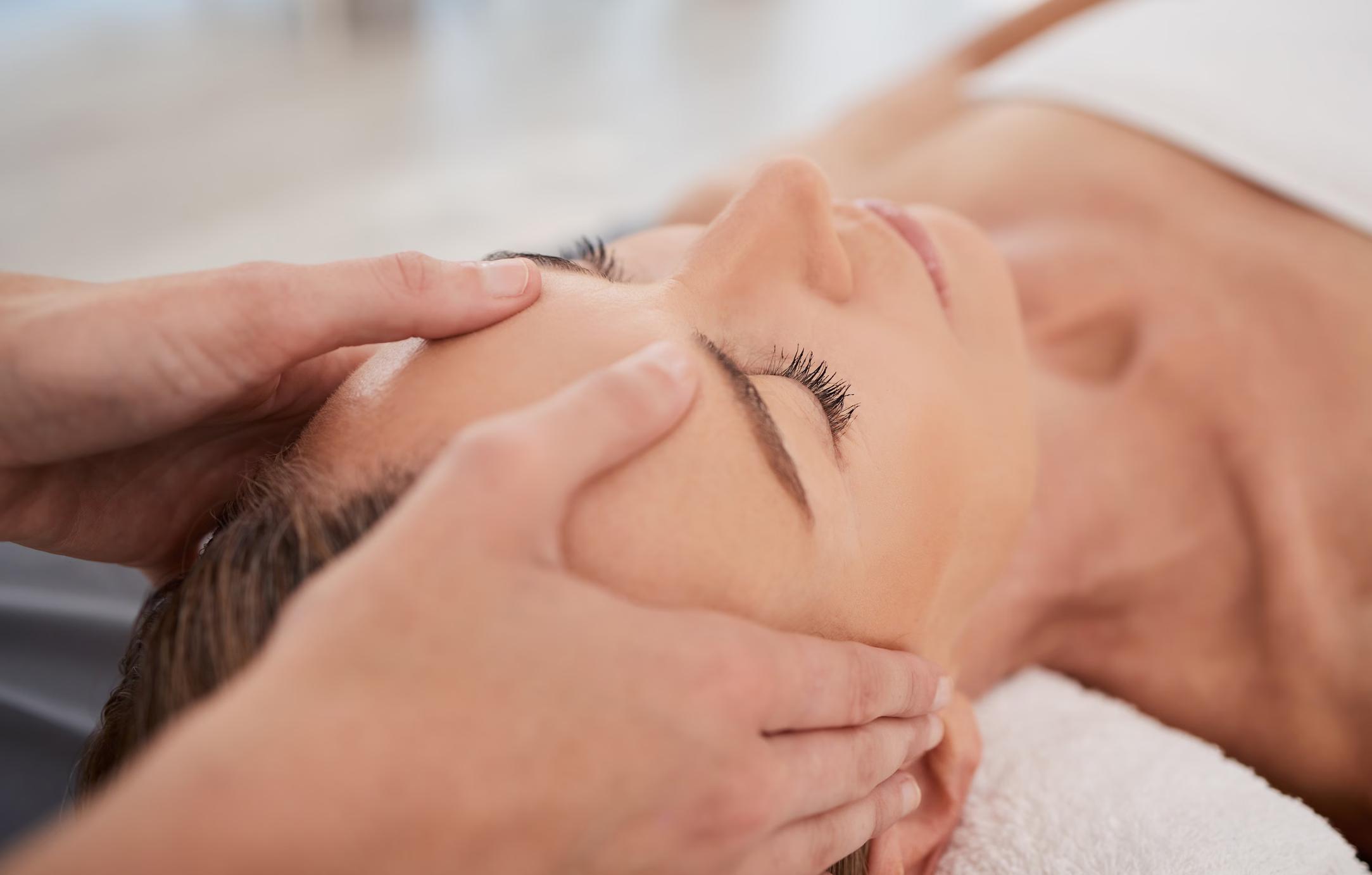 Ayurvedische Massage für Gesicht, Kopf und Nacken (Mukabhyanga)